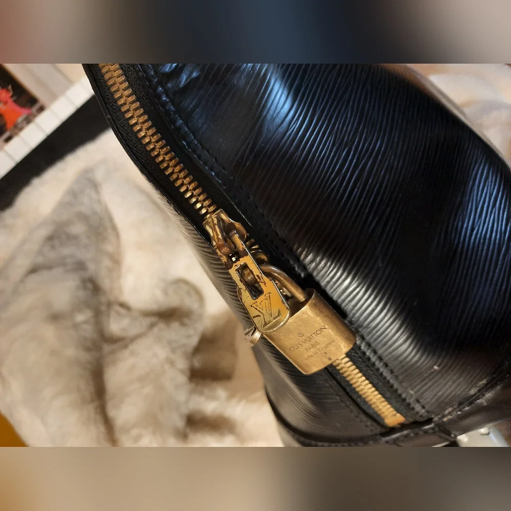 Louis Vuitton Vintage Epi Alma PM - Picture 14 of 16